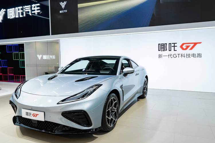 东莞30哪吒汽车在智能汽车领域的表现，领途汽车在新能源汽车市场中的影响力